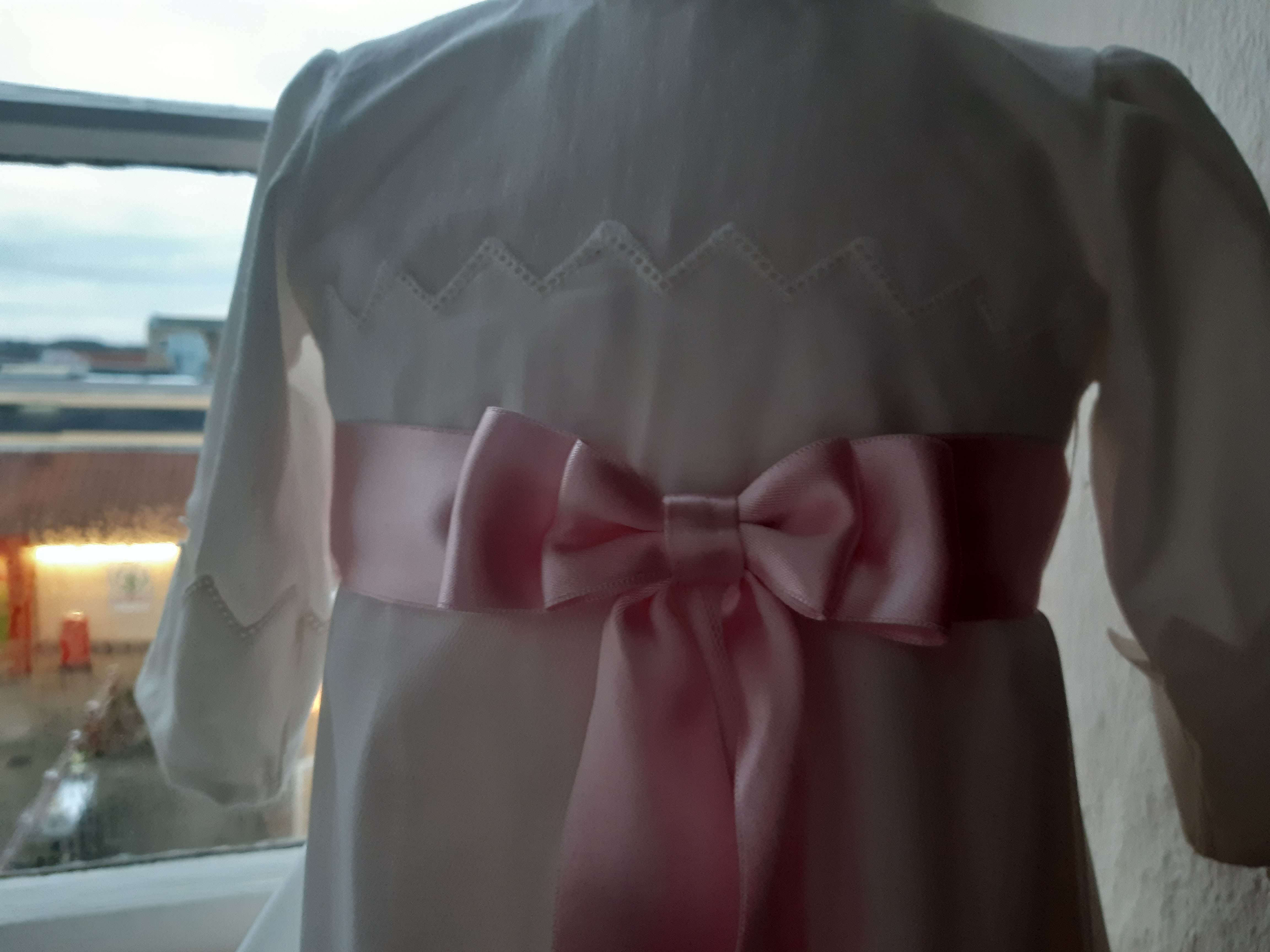 Fin dåbskjole med dobbeltsløjfe i lyserød 